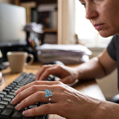 Bague anti stress femme rovélia argente main gauche sur la machine