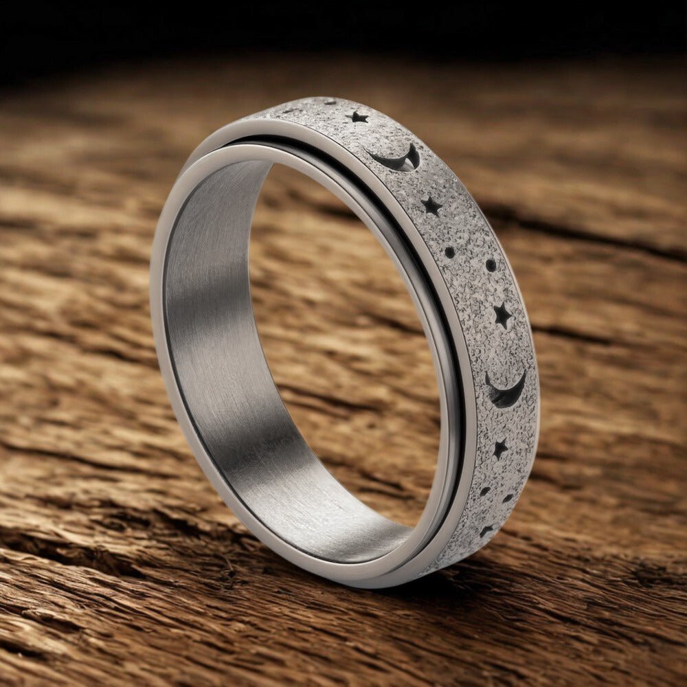 Bague anti stress Lunéria argent déposée sur bois