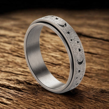 Bague anti stress Lunéria argent déposée sur bois