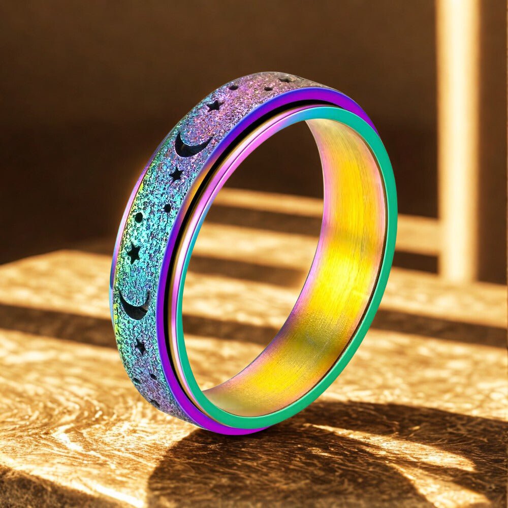 Bague anti stress Lunéria multicolore déposée sur bois