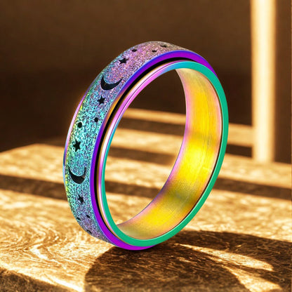 Bague anti stress Lunéria multicolore déposée sur bois