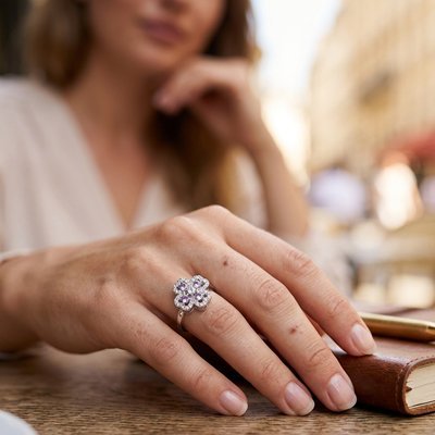 Bague anti stress Trèflia 2 annulaire main gauche