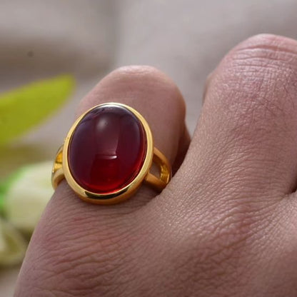 Bague Auréva à l'auriculaire gauche
