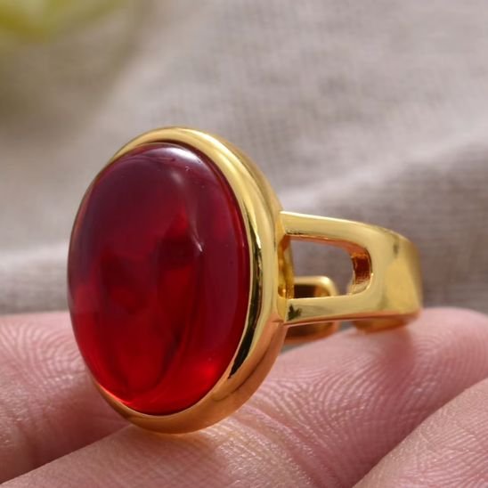 Bague Auréva déposée dans une main
