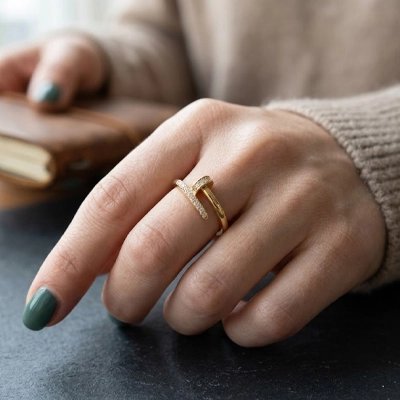 Bague clou​ la main dépose Zélina