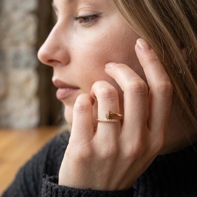 Bague clou​ or la main sur joue Zélina