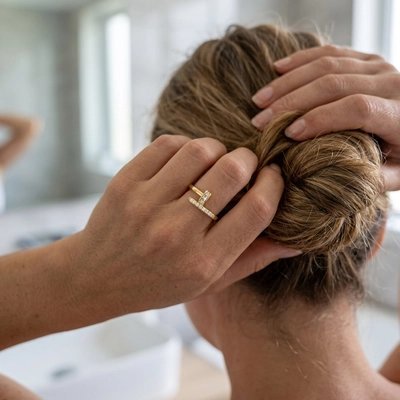 Bague clou​ or la main sur les cheveux Zélina