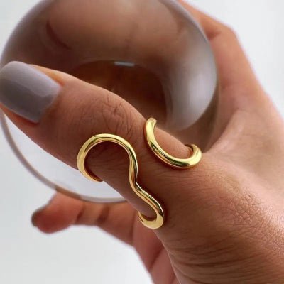 bague femme en acier inoxydable dorée sur pouce gauche