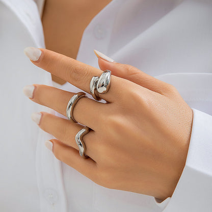 Bague femme argentée Tessara sur doigt en main gauche