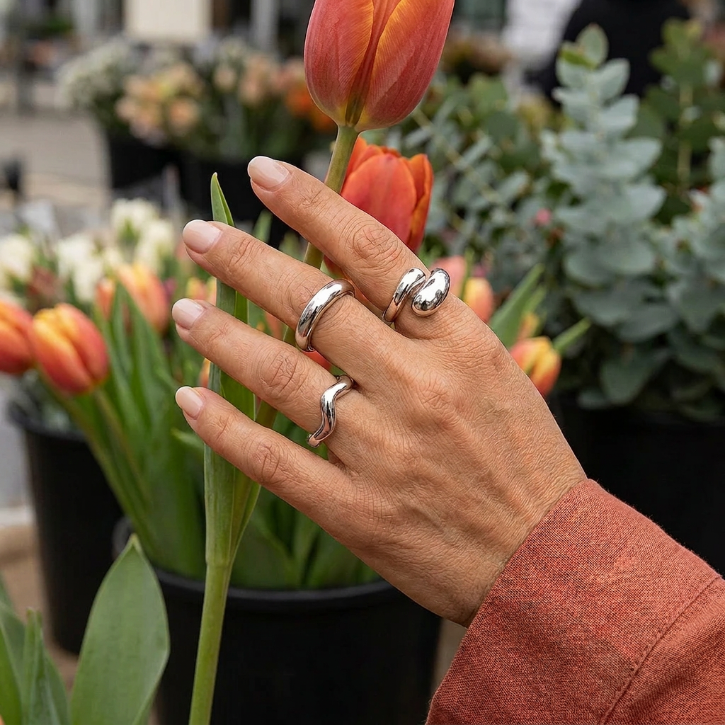 Bague femme argentée Tessara à la main gauche