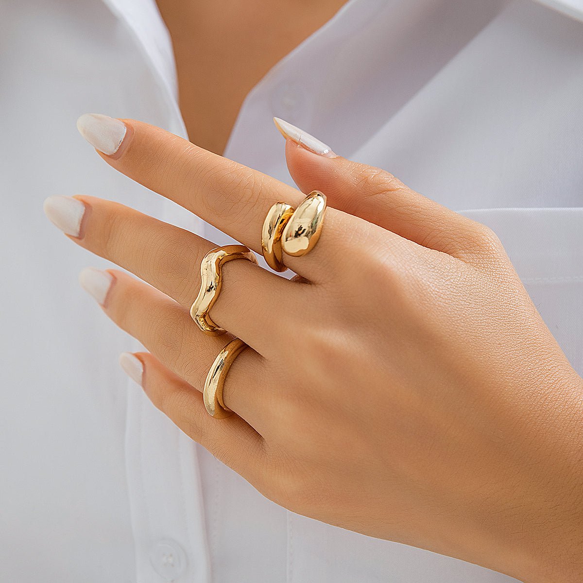 Bague femme dorée Tessara sur doigt  en main gauche