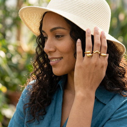 Bague femme dorée Tessara à la main gauche