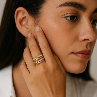 bague femme empilable portée au majeur gauche