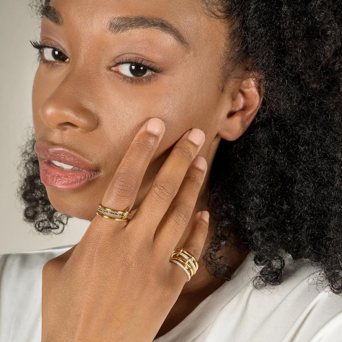 bague femme empilable sur l'auriculaire droit