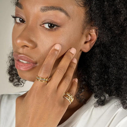 bague femme empilable sur l'auriculaire droit