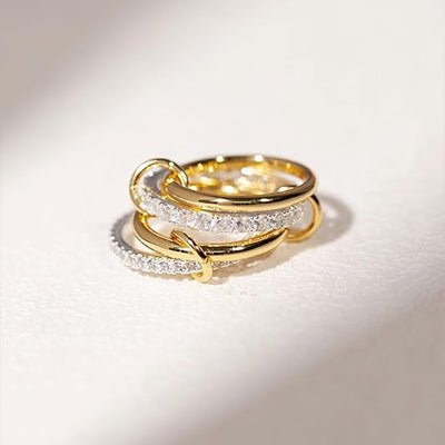 bague femme empilable déposée sur fond blanc