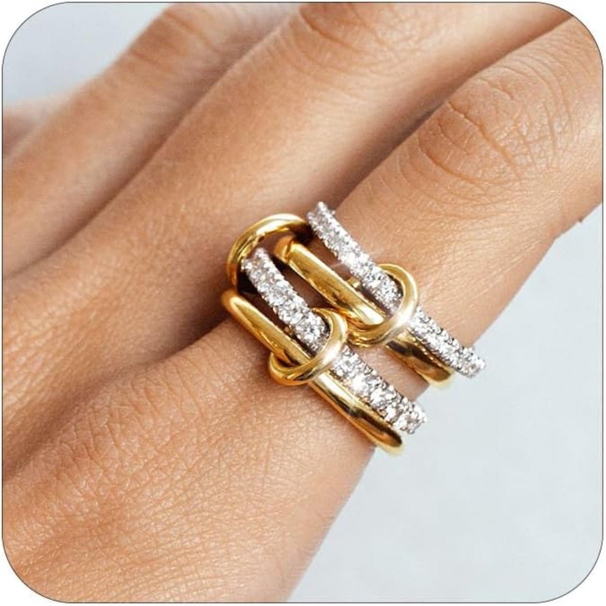 bague femme empilable portée sur l'index en gros plan