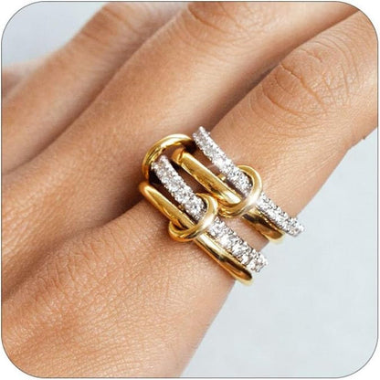 bague femme empilable portée sur l'index en gros plan
