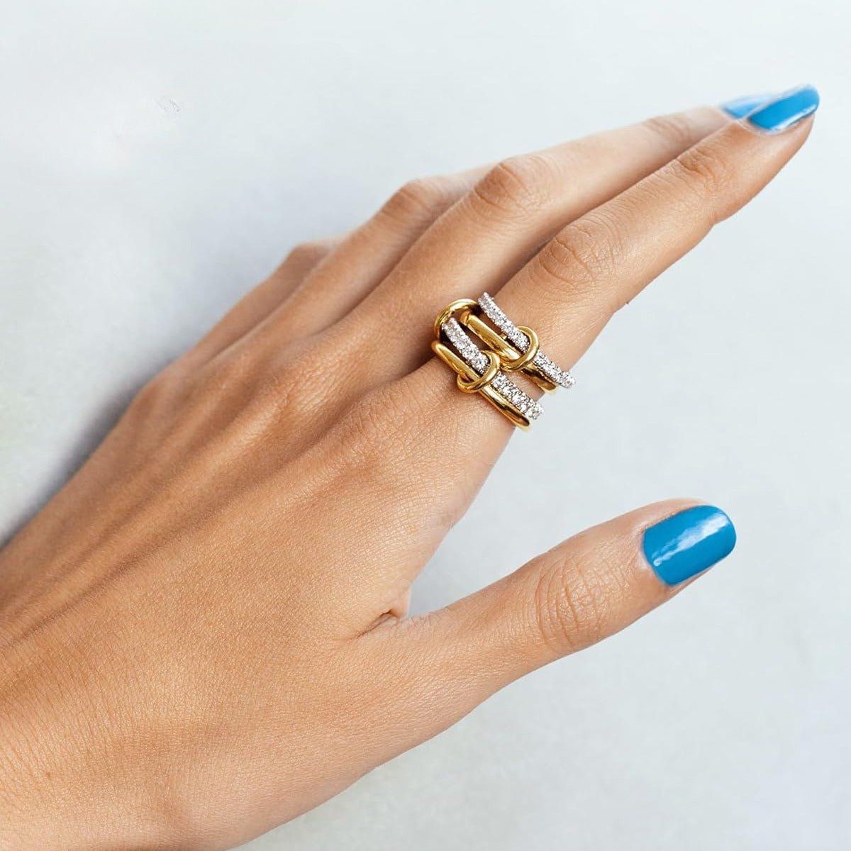 bague femme empilable portée sur l'index gauche