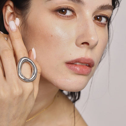 Bague femme Luméra argentée à l'index gauche