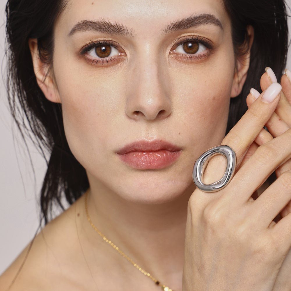 Bague femme Luméra argentée à l'index droit