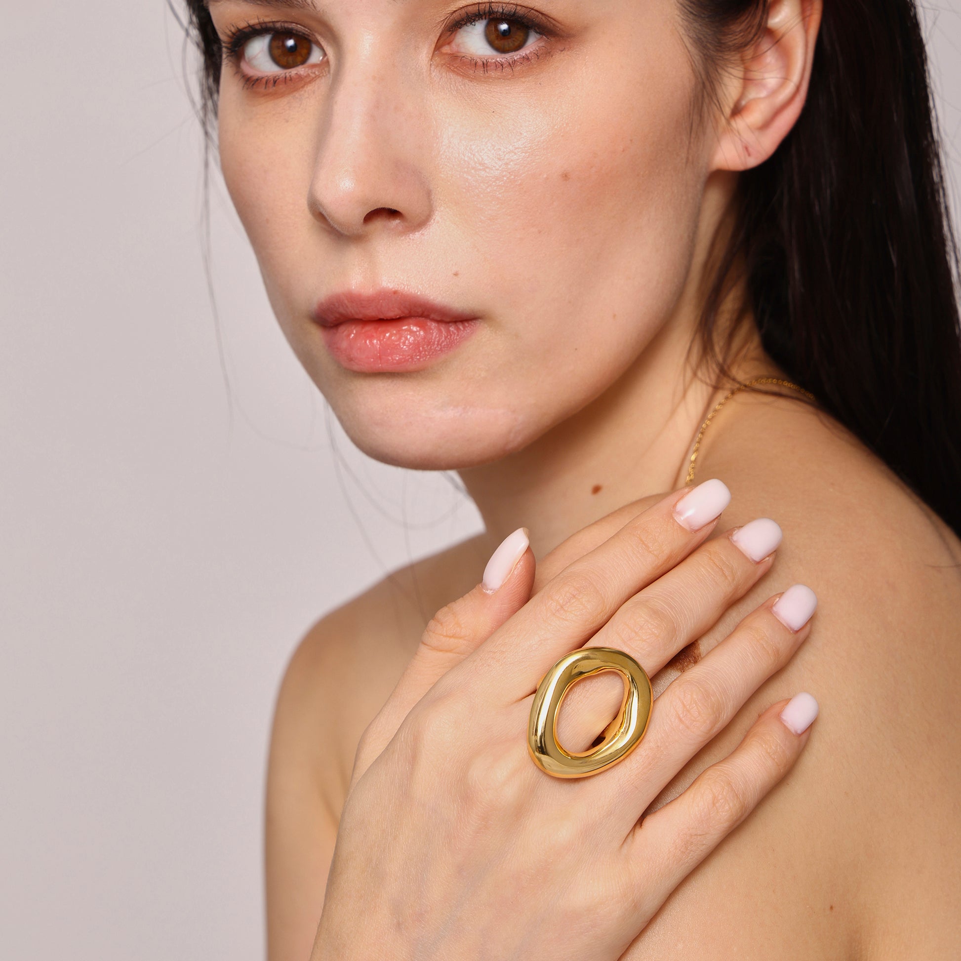 Bague femme Luméra dorée au majeur droit