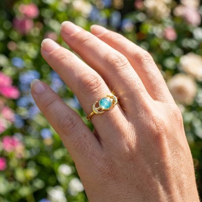 Bague femme Nacrémie porté la main droite