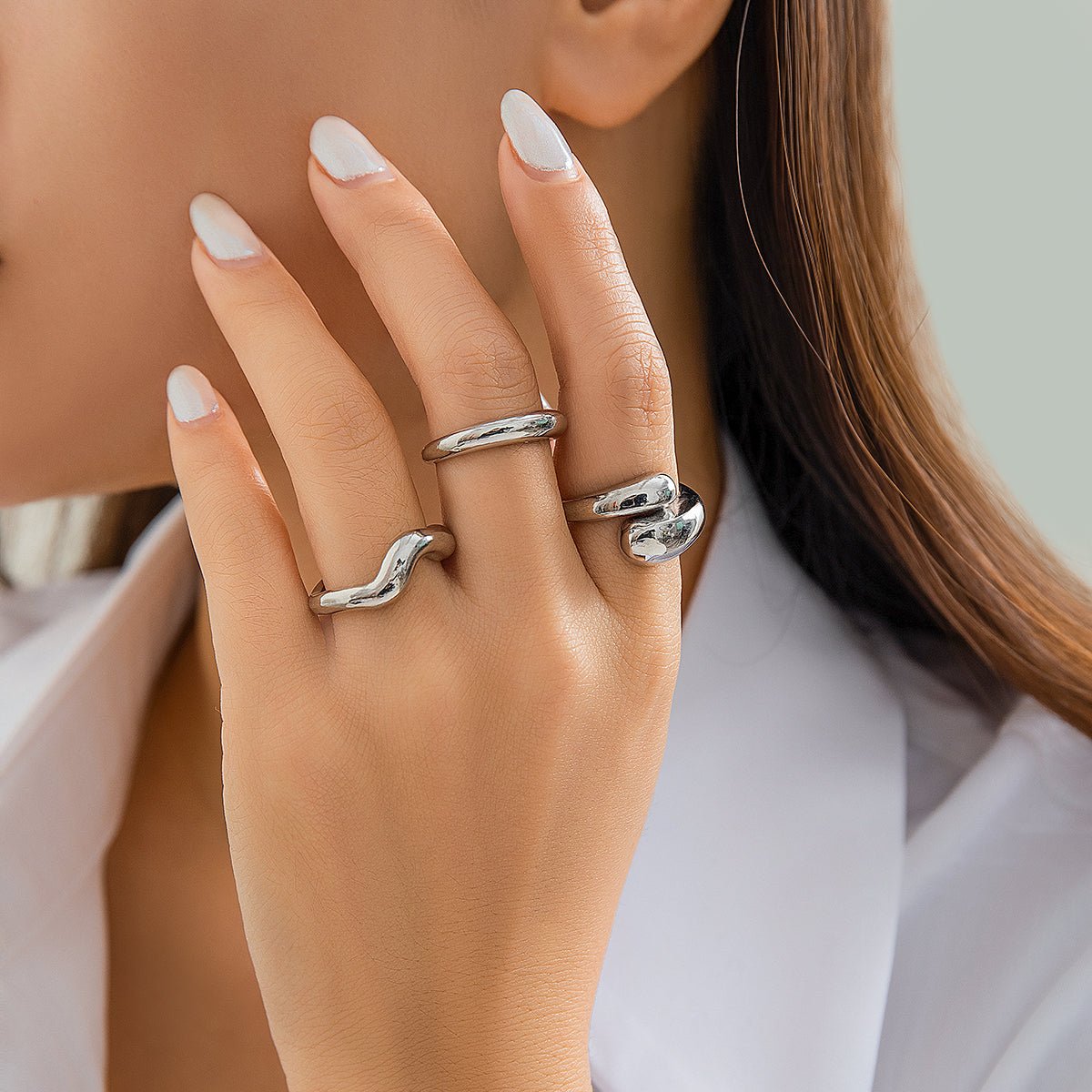 Bague femme Tessara argentée sur doigt  en main gauche