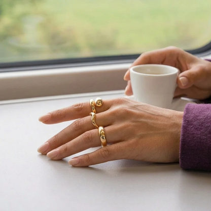 Bague femme Tessara dorée à la main gauche