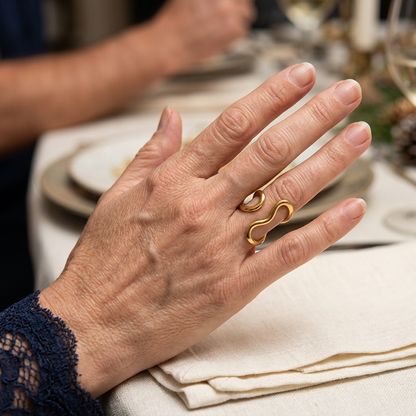 Bague femme Virellia dorée à l'annulaire droit