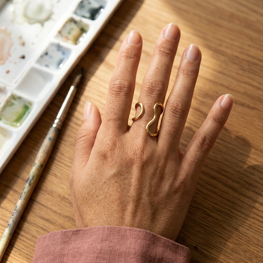 Bague femme Virellia dorée au majeur droit