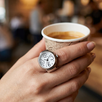 bague montre orivian cadran blanc attraper une tasse café