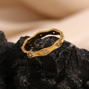 Bague Sérephine déposée sur roche noire