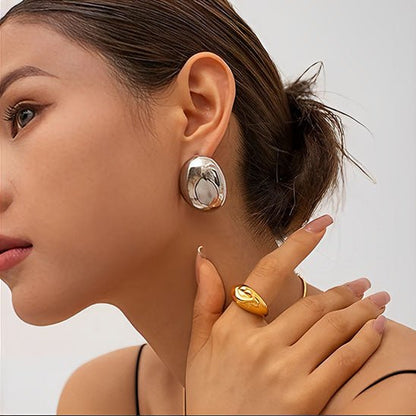 boucle d'oreille argentée dans l'oreille gauche