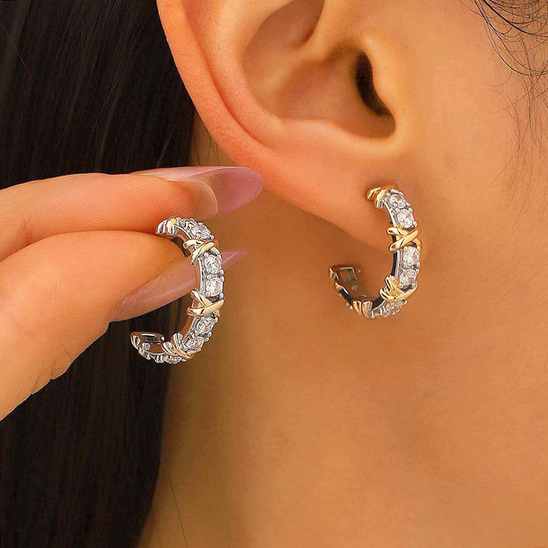 Boucle d'oreille créole dorée argentée Orvessia portee sur oreille droite 