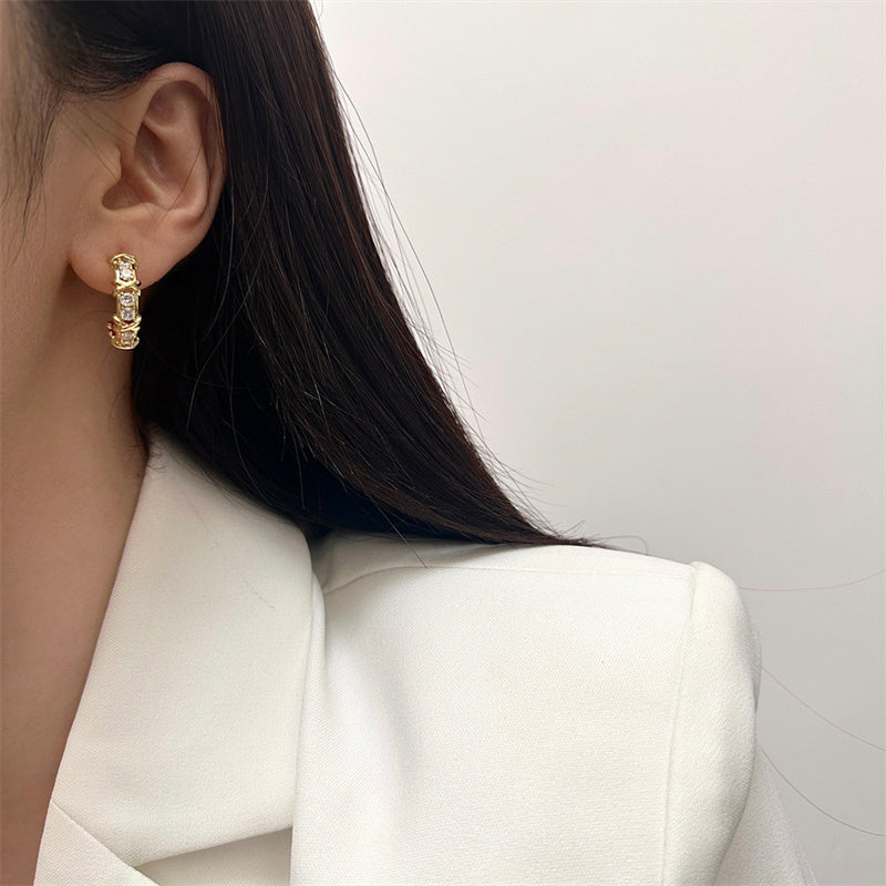 Boucle d'oreille créole Orvessia portée à l'oreille gauche