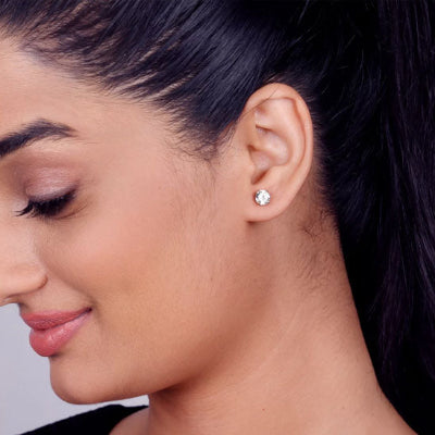 Boucle d'oreille Cyréa 6 de 4mm à l'oreille gauche 