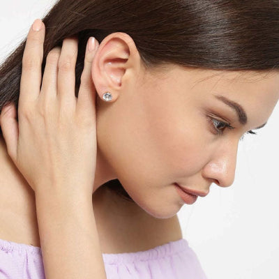 Boucle d'oreille Cyréa 6 de 6.5mm à l'oreille droite