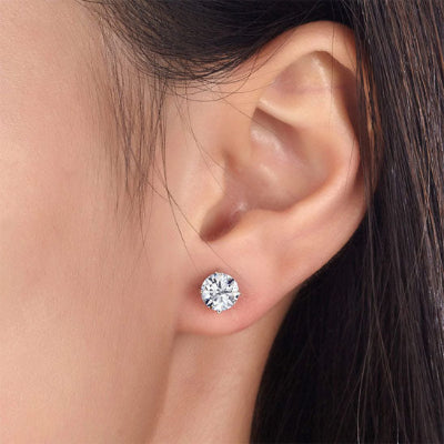 Boucle d'oreille Cyréa 6 de 6.5mm à l'oreille gauche 