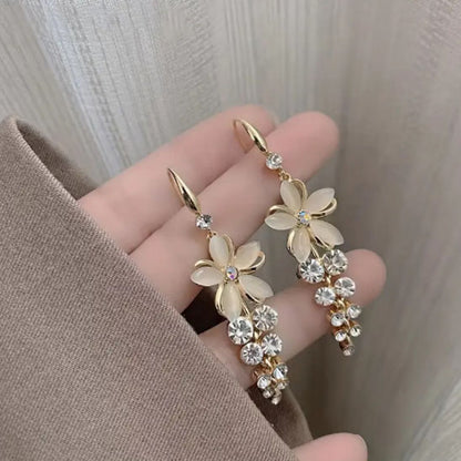 boucle d'oreille design deux dans la main