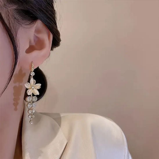 boucle d'oreille design deux sur l'oreille droite