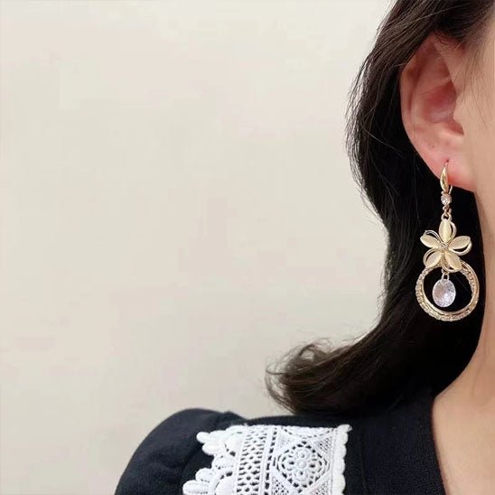 boucle d'oreille design trois sur l'oreille droite