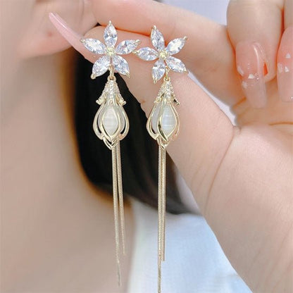 boucle d'oreille design un sur l'oreille gauche