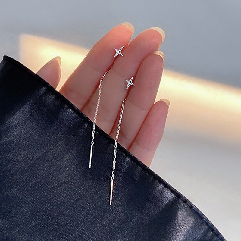 boucle d'oreille d'une étoile dans la main