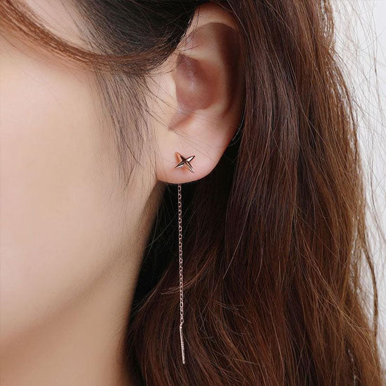 boucle d'oreille d'une étoile à l'oreille gauche