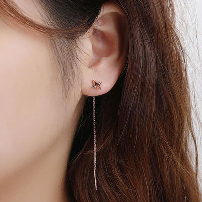 boucle d'oreille d'une étoile à l'oreille gauche