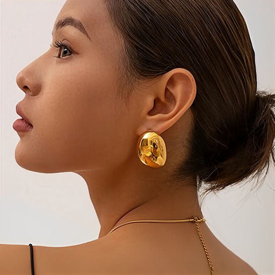 boucle d'oreille dorée dans l'oreille gauche