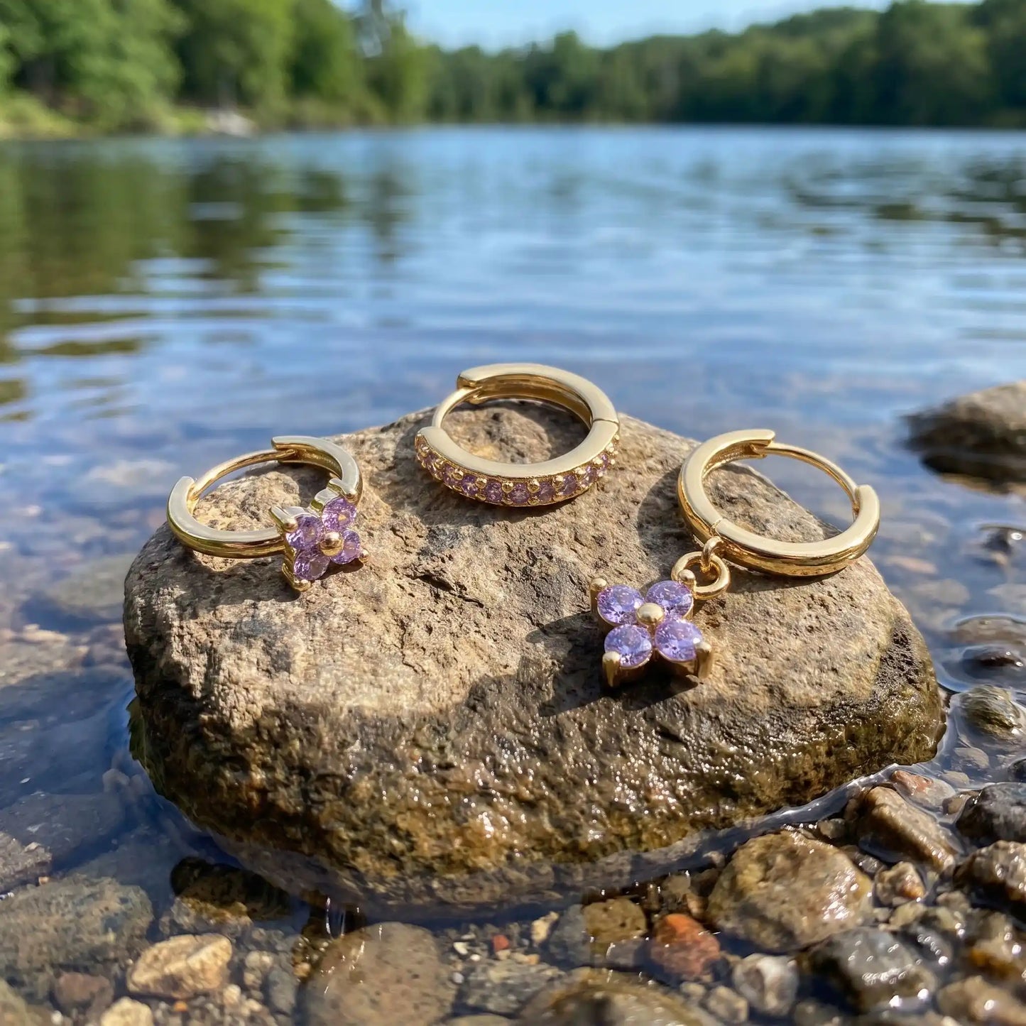 Boucle d'oreille fantaisie Aurenvia dorées déposées sur une pierre