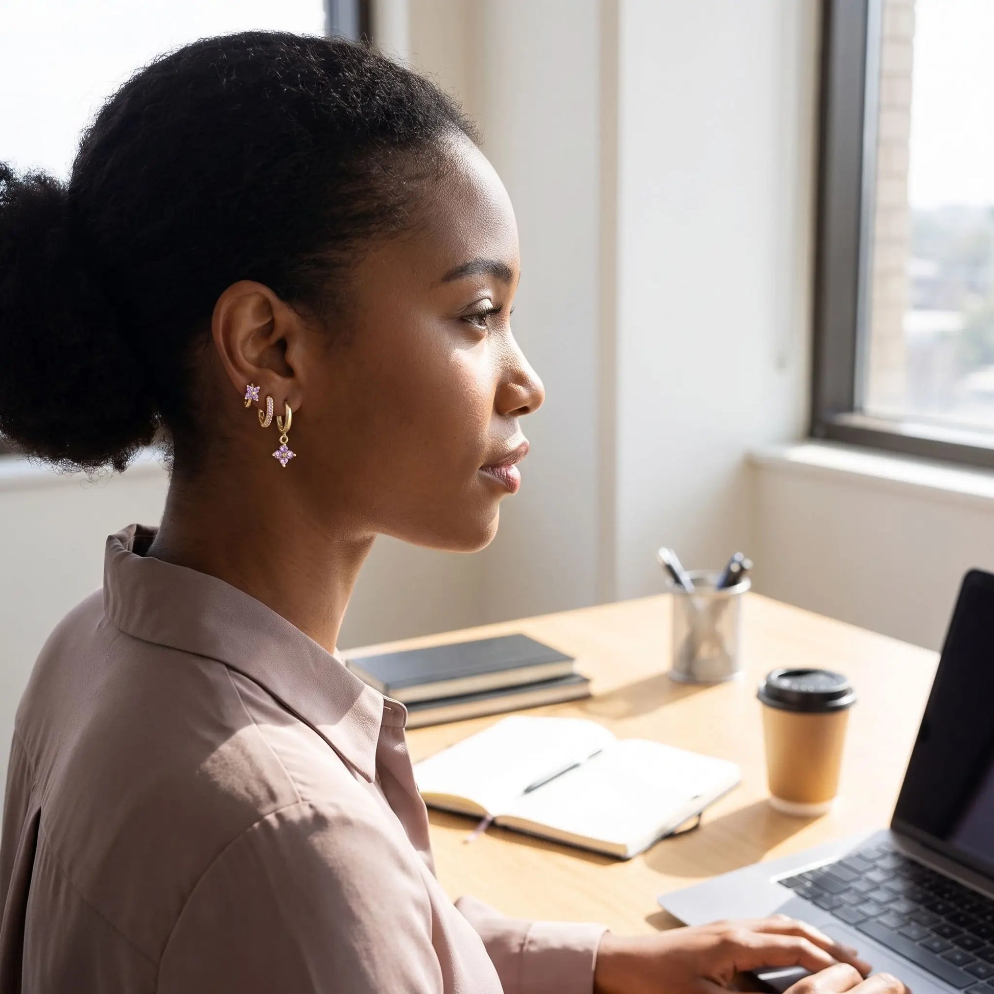 Boucle d'oreille fantaisie Aurenvia dorées portées au travail