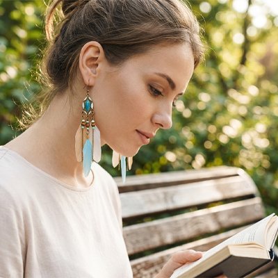 Boucle d'oreille femme pendante Sorevian porté multicolore
